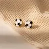 Brincos de Futebol com Pingente de Óleo Estilo Esportivo Europeu e Americano Transfronteiriços para Mulheres, Brincos de Tarraxa Temáticos de Leque Cravejados com Diamantes em Formato de Coração Atacado