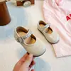 Sapatos de Princesa para Meninas 2026 Primavera e Outono Prata Estilosos Sapatos Pequenos de Couro para Crianças Mocassins de Solado Macio Sapatos Individuais Antiderrapantes Sapatos de Performance