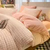 Funda de Edredón de Terciopelo de Leche Juego de Cama de Cuatro Piezas Tallado Sábanas Gruesas y Cálidas Edredón Juego de Tres Piezas para el Hogar Invierno de Alta Gama