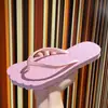 Chanclas 2026 nuevas sandalias de dedo coloridas para verano uso en casa, pantuflas frescas para pareja