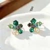 Pendientes de Cristal con Forma de Pétalo de Color Contrastante Hechos a Mano Estilo Bosque, Pendientes Dulces de Mariposa, Suaves y Reductores de Edad, Iluminadores, Lujo Ligero, Pendientes Versátiles