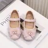 Sapatos Pequenos de Couro para Meninas Verão 2025 Novos Sapatos de Princesa com Cristal de Borboleta para Crianças Pequenas, Médias e Grandes Sapatos Únicos para Apresentação de Palco