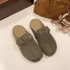Sandálias de outono slip-on estilo Birkenstock, camurça retrô, sola grossa, pelo sintético Baotou, chinelos de dedo com sola macia 2026 para mulheres, adequados para uso externo