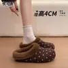 Pantuflas de lana de media caña con lunares, plataforma oculta, para mujer, para usar en exteriores, Novedades Otoño/Invierno 2026, zapatos peludos, forro de felpa para abrigar