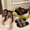 Deslumbrantes pantufas de pelúcia abertas com estampa de leopardo, pantufas de algodão de uma tira outono e inverno 2026, pantufas femininas de pelo com estampa de leopardo marrom