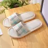 Pantuflas de Lino 2026 Nuevo Estilo Pantuflas de Interior para el Hogar Estilo Cuadros para Pareja Pantuflas de Media Pantufla Abiertas Ligeras Cómodas Venta al por Mayor