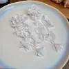 Flor de chifre com agulha de prata Flor com contas Laço de flor Brincos com borla redonda Brincos de tarraxa versáteis e elegantes Brincos de nicho de luxo leve