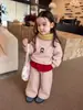 26 Conjunto de Moda Coreana de Dibujos Animados, Sudadera Polar de Otoño/Invierno Nueva y Pantalones Deportivos Cálidos para Bebés
