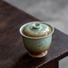 Juego de té de kung fu de cerámica con dos tapas y relieve antiguo hecho a mano, tazón de té de pie alto con degradado de celadón estilo canción, tazón de mano