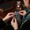 Broche de Aleación Lavanda para Mujer Set de Plantas y Flores Mori con Diamante Corsage Pin Fijo para Ropa Anti-Luz Joyería
