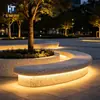 Iluminación Embebida Banco de Anillos de Árbol de Terracota en Forma de S Área de Modelo Inmobiliario Vista Nocturna Paisaje Luminoso Exterior Banco para Hoyo de Árbol