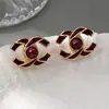 Brincos Pingente Letra Cc Inlaid em Resina com Pérola Imitação e Strass da Qingdao Daiwei Jewelry São Adequados para Uso Diário Feminino