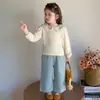 Conjunto de três peças para meninas para o início do outono 2026 novo estiloso infantil colete de pato roupa jeans primavera e outono