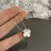 Collar de Joyería de Trébol de Cuatro Hojas de Ágata Roja Versión de Alta Gama V-Gold Chapado en Oro de 18K Cadena Exquisita para Clavícula para Mujeres, Estilo de Nicho de Lujo Ligero