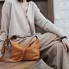 Bolsa de Ombro Dumpling Vintage de Couro Genuíno Leve para Primavera e Verão Bolsa Transversal de Couro Macio de Grande Capacidade Nicho Japonês Alça Larga para Ombro Feminina