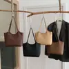 Bolsa de ombro estilosa e casual para mulheres, coleção primavera/verão 2026, retrô e moderna, bolsa versátil para usar sob o braço, bolsa tote de alta qualidade para o dia a dia