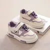Tênis Baixo com Velcro para Meninas 2025 Outono Novo Solado Macio Versátil Moda Antiderrapante Desenho Animado Tênis de Skate Infantil