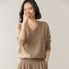 Tricô de Cashmere Feito à Mão com Gola V para Mulheres 25 Outono e Inverno Novo Suéter de Cor Pura Tricô Versátil Tricô Solto Macio e Sedoso