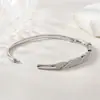 Pulsera retorcida con diamantes completos de venta caliente transfronteriza para mujer, joyería de lujo ligero dorado de alta gama, pulsera abierta, accesorios al por mayor del fabricante