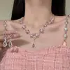 Colar pingente gota d'água doce e delicado de flor de cerejeira rosa, design de luxo leve, conjunto de corrente para clavícula de luxo leve para vestido de noite