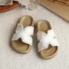 Pantuflas para Niñas 2026 Verano Nuevo Estilo Moda Coreana Sandalias de Suela Suave para Exteriores con Borlas Chanclas de Playa