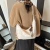Bolsa de bolinho casual para deslocamento diário feminina 2025 nova moda casual grande capacidade bolsa transversal bolsa de ombro com pingente de urso