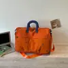 Bolsa de viagem de alta qualidade e estilosa com grande capacidade, apresentando um design de laço, adequada para carregar bagagem, como bolsa de ombro, uma bolsa tote acolchoada, para uso na academia e esportes, e para fins de bagagem de mão.