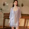 Estilo de Deseo Puro Tipo Rosa Escote en V Sexy Malla Encaje Camisón con Almohadillas en el Pecho Conjunto de Camisón y Bata para Mujer Ropa de Casa Xk6610