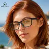 Gafas rectangulares planas estilo deportivo para mujer y hombre, disponibles en negro, rojo, negro-gris, gris y naranja, con ranuras verticales y patillas caladas, a la moda y adecuadas para el uso diario, con lentes transparentes