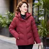 Chaqueta corta de plumón de ganso blanco para mujeres de mediana edad y mayores, estilo mamá de invierno, resistente al frío, engrosada, elegante y disponible en tallas grandes