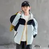 Roupa infantil para meninos, jaqueta de outono 2026 novo estilo primavera-outono, corta-vento estiloso e legal para meninos mais velhos no outono