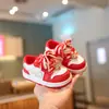 Edición Limitada de Año Nuevo Zapatillas Infantiles Zapatos Deportivos para Niños con Forro de Felpa y Suelas Engrosadas Zapatos de Algodón Nuevos de Invierno 2025 para el Año Nuevo