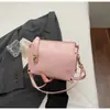 Bolsas Pequenas Tendência Populares Transfronteiriças Deste Ano para Mulheres, Novas Bolsas de Ombro Super Quentes de Nicho, Bolsas de Ombro e Transversais Versáteis em Couro Oleado