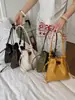 Bolsa de mão trançada de alta costura estilo coreano, novo modelo de verão 2026, elegante e simples, adequada para o trabalho e para ir ao trabalho, bolsa de ombro e transversal