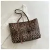 Nova bolsa tote estampa de leopardo retrô 2026, bolsa de ombro de grande capacidade, estilo europeu e americano, bolsa de mão simples e casual para o dia a dia