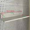 Acessórios para painel perfurado redondo de 16 furos, incluindo cestos suspensos, baldes suspensos, divisórias, prateleiras e componentes de estante de armazenamento