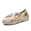Sandálias Masculinas Plus Size de Verão Ins Camufladas Sapatos de Buraco de Coco para Casal Ins Tendência Vazados Romanos Sapatos de Praia Masculinos