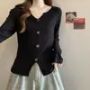 Colección Otoño 2026: Top corto negro de cuello en V, que estiliza la figura, adelgazante y versátil para mujer, diseñado para ser usado como capa interior o exterior.