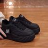 Zapatos de pan de suela gruesa para mujer 2024 nuevas explosiones zapatos comodín para aumentar la altura otoño e invierno zapatos de lona para mujer con forro polar zapatos negros para mujer