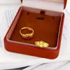 Joyería de Moda y Lujosa Chapada en Oro: Anillo Pequeño de Flor de Ciruelo, Mismo Estilo que en Joyerías, Anillo Floral de Tres Dorados de Lujo Ligero de Nicho para Mujer