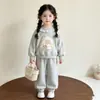Coleção de primavera e outono nova e moderna: Conjunto casual de duas peças estilo coreano, doce e fofo, em desenho animado, para meninas, com um moletom de renda