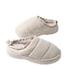 Pantuflas de algodón con tejido de plumón impermeable para mujer, otoño e invierno, antideslizantes, que aumentan la altura, suela engrosada, forro de felpa para abrigar, para hombre, resistentes a la suciedad, se pueden usar al aire libre