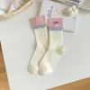 Calcetines de Invierno y Otoño Rayados Afelpados de Media Pantorrilla para Mujer Estilo Coreano Color Contrastante Gatito Bordado Diseño Lindo de Nicho Calcetines de Felpa