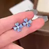 Aretes de Botón Flor de Cuatro Hojas Azul Hielo Transparente Estilo Bosque con un Diseño de Nicho, Aretes Exquisitos y Versátiles con un Temperamento de Lujo Ligero