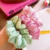 Nuevos Scrunchies Plisados de Tela Dulce para Primavera y Verano, Bandas Elásticas de Color Caramelo para Cola de Caballo, Accesorios Versátiles para Moño de Niña