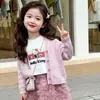 Conjunto Feminino Primavera 2026 Novo Estilo Cardigã de Tricô Camiseta Saia Curta para Bebê Menina Conjunto de Três Peças Roupas Casuais de Primavera para Crianças