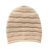 Novo chapéu de tricô de cashmere para outono e inverno, gorro que cobre as orelhas, moderno e versátil, quente e resistente ao frio, chapéu listrado retrô para mulheres