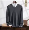 Suéter masculino de cashmere com decote V para outono e inverno, casual e versátil, adequado para jovens e meia-idade, camisa base de manga comprida para uso profissional, cor sólida