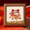 Ramos de Flores, Caracteres de Bendición, Marcos de Fotos de Madera Rojos y Dorados, Cuentas Doradas, Lingotes, Decoraciones de Año Nuevo, Ventas Directas de Fábrica, Varios Estilos