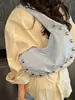 Bolso de hombro tipo bolsa de dumplings 2026 nuevo con remaches para mujer, gran capacidad, versátil para el uso diario, bolso de axila, bolso de hombro tipo tote para mujer